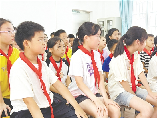 臺(tái)下學(xué)生一邊認(rèn)真觀察舞臺(tái)上的同伴，一邊在腦海中快速組織語(yǔ)言，記錄他們看到的每一個(gè)神態(tài)與細(xì)節(jié)。