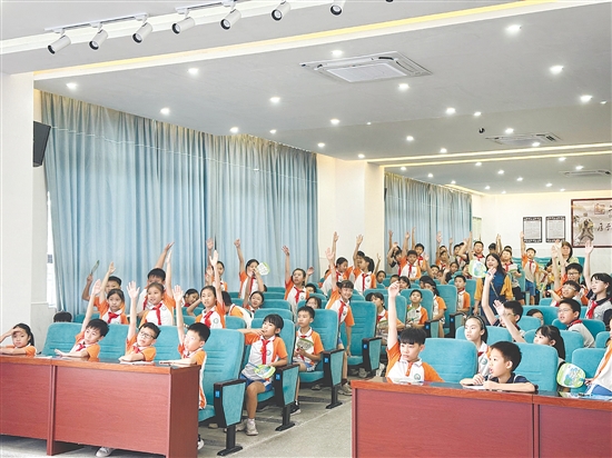 祥龍學(xué)校的學(xué)生們在講座中積極參與互動，每當(dāng)?shù)搅颂釂柇h(huán)節(jié)，紛紛舉手搶答。