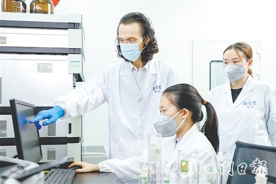 新寶堂將新會柑肉“變廢為寶”，利用生物發(fā)酵技術(shù)轉(zhuǎn)化為陳皮酵素。