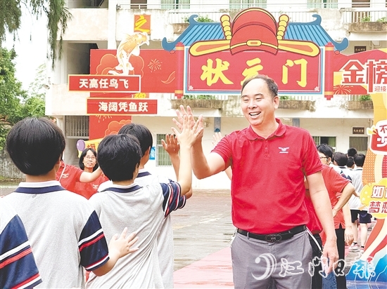 身著紅色衣衫送考的教師們成為校園一道溫暖的風(fēng)景線(xiàn)。