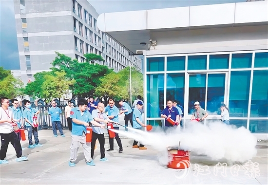 職工踴躍學(xué)習(xí)如何使用滅火器。