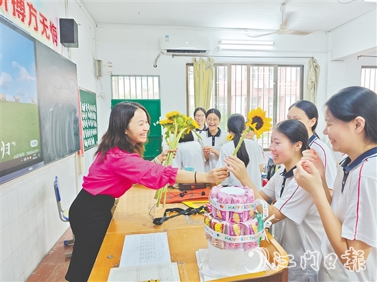 教師為同學(xué)們準(zhǔn)備了寓意“一舉奪魁”的向日葵。