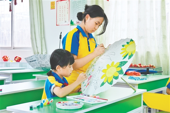 桃源鎮(zhèn)桃源小學(xué)推進(jìn)“勞動(dòng)+美術(shù)”跨學(xué)科融合，開設(shè)繪傘特色勞動(dòng)課程，讓學(xué)生在實(shí)踐中了解美、認(rèn)識(shí)美和創(chuàng)造美。