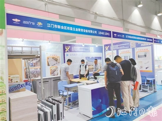 校盈五金研發(fā)的可升降課桌椅受到市場歡迎。