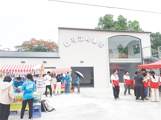 恩平歇馬學(xué)院聯(lián)合五邑大學(xué)團隊，將閑置樓房改造成歇馬江畔集市。
