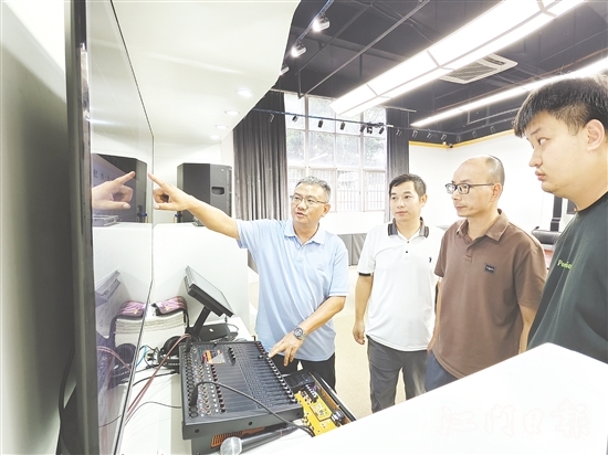 徐海（左一）與同事們交流產(chǎn)品設(shè)計。