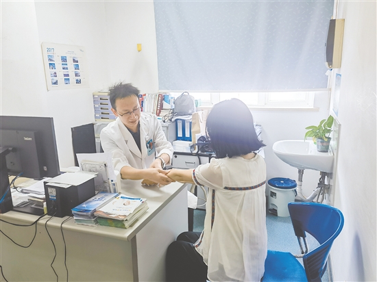 天氣高溫潮濕，當(dāng)心皮膚過敏。