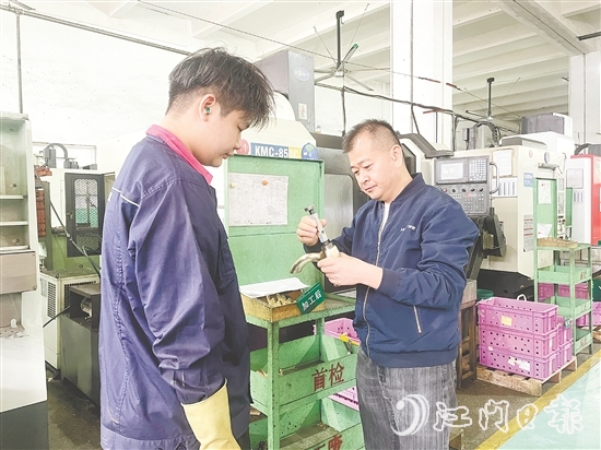 華藝衛(wèi)浴通過建立勞模創(chuàng)新工作室，將勞模精神轉(zhuǎn)化為具體的人才培養(yǎng)機(jī)制。