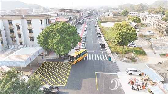 金雞鎮(zhèn)開展銀龍路升級改造工程，基礎設施不斷提檔升級。