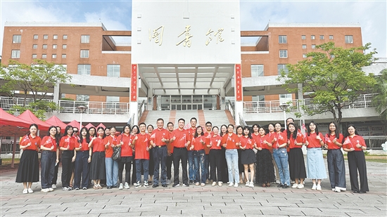 江門一中的高三教師團(tuán)隊(duì)十分團(tuán)結(jié)。