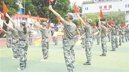 國(guó)防班學(xué)生進(jìn)行訓(xùn)練。