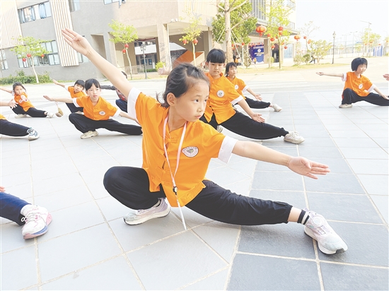 在武術(shù)隊(duì)訓(xùn)練場(chǎng)，少年們目光如炬，馬步扎實(shí)，出拳帶風(fēng)。