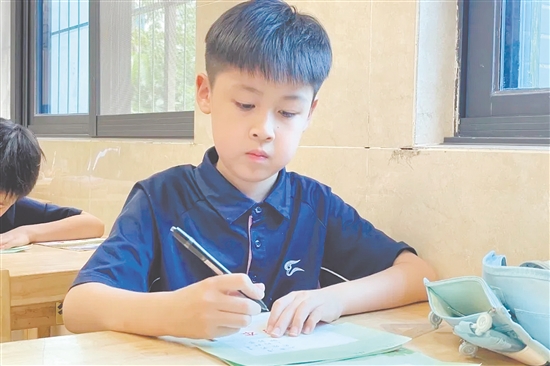 學(xué)生參加規(guī)范漢字書寫活動。