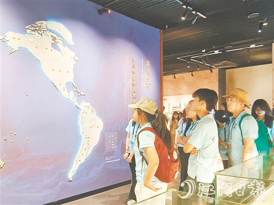 營(yíng)員們參觀臺(tái)山市華僑文化博物館，了解僑鄉(xiāng)歷史文化。