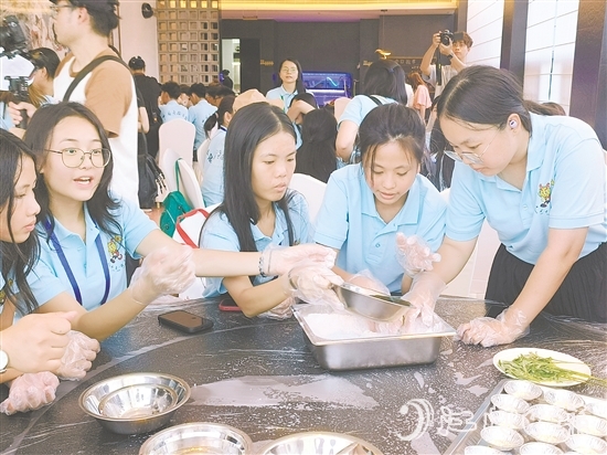 營(yíng)員們制作艾糍美食，感受僑鄉(xiāng)民俗風(fēng)情。