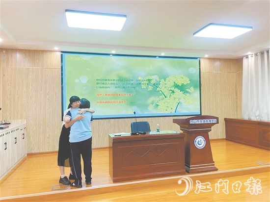 在手語朗讀環(huán)節(jié)，黃曉聰引導(dǎo)學(xué)生重構(gòu)對(duì)過往經(jīng)歷的認(rèn)知，許多學(xué)生主動(dòng)用“我想抱抱你”表達(dá)情感。