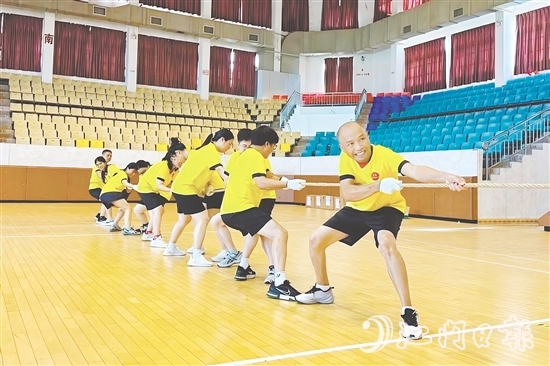 職工在賽場上感受團隊協(xié)作帶來的樂趣。