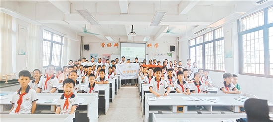 突擊隊走進雙水鎮(zhèn)東凌小學，開展中藥材知識科普活動。