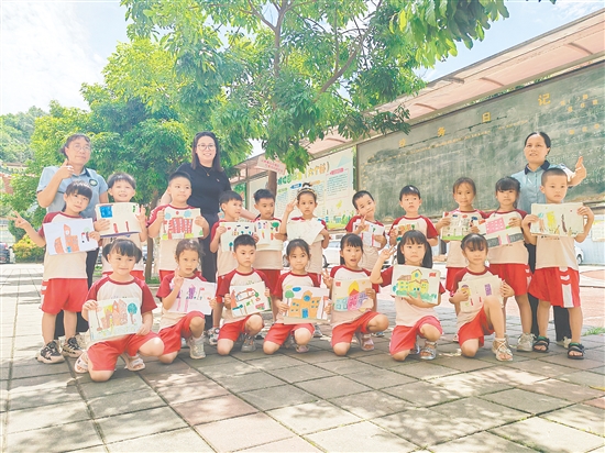 小朋友們用畫筆描繪出對小學(xué)生活的期待。