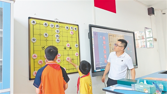 在教師的指導(dǎo)下，學(xué)生將所學(xué)知識(shí)運(yùn)用于棋局中。