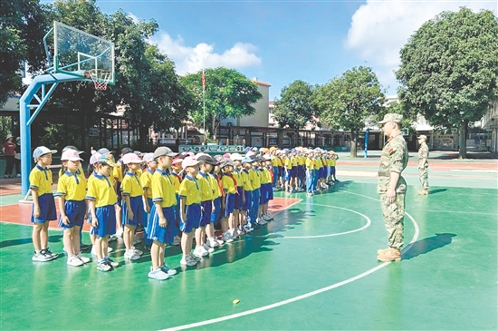 各班學(xué)生齊心協(xié)力、步伐堅(jiān)定、口號(hào)響亮，以滿腔熱情展示訓(xùn)練成果。