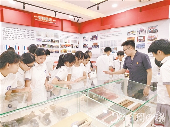 學(xué)生們參觀恩平市人民法院院史室。