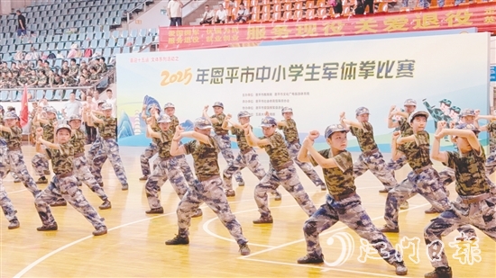 各參賽隊(duì)伍身著統(tǒng)一服裝，列隊(duì)整齊，口號(hào)響亮，一招一式剛勁有力。