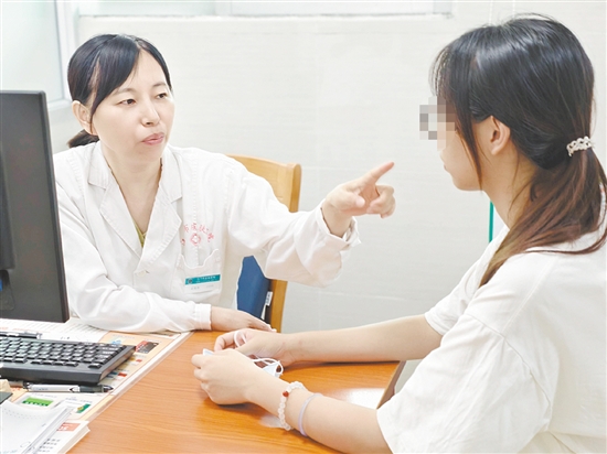 學(xué)生群體在暑假走進(jìn)“變美”診室。醫(yī)生提醒，做有必要的美容手術(shù)，沒(méi)有必要的美容手術(shù)一定不要做。