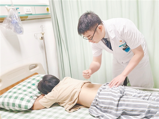 醫(yī)生對患者進(jìn)行檢查。