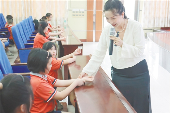 老師向?qū)W生講述中醫(yī)藥知識。