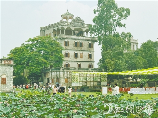 ▲當天，不少市民、游客到自力村景區(qū)游玩，在賞碉樓的同時參與嘉年華的各項活動。