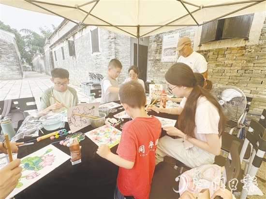 市民、游客參加世遺保護研學工作坊，感受非遺魅力。