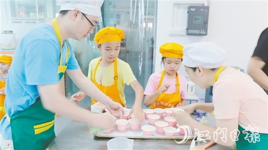 在專業(yè)培訓導師的指導下，家長和孩子一同學習紙杯蛋糕的制作工藝。