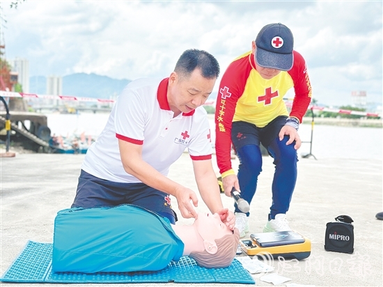紅十字會(huì)培訓(xùn)導(dǎo)師現(xiàn)場(chǎng)示范急救方法。