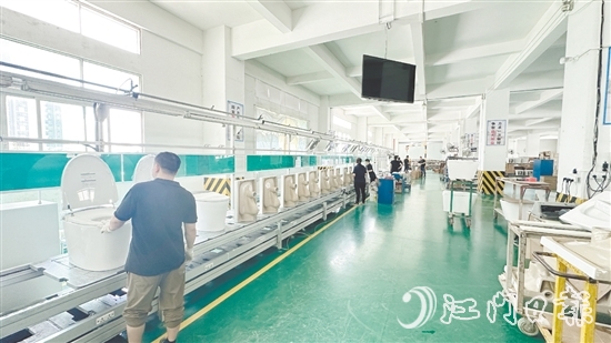 金牌潔具已在廣東開平、佛山設(shè)立多個生產(chǎn)基地，年產(chǎn)能超過300萬件，生產(chǎn)面積逾30萬平方米，員工總數(shù)超過2000人。