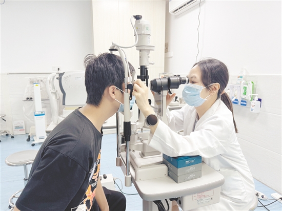 醫(yī)生為患者進行眼部復查。