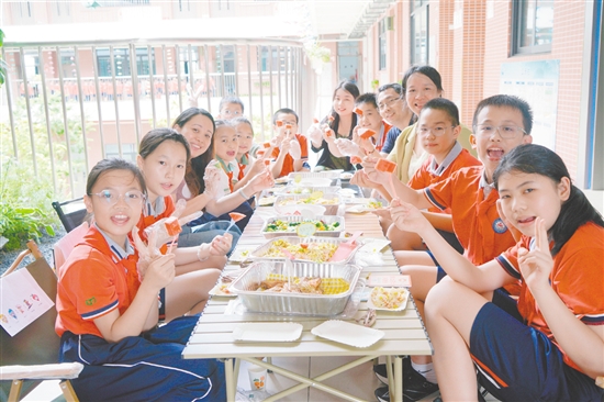 學(xué)生與校長(zhǎng)共進(jìn)午餐。