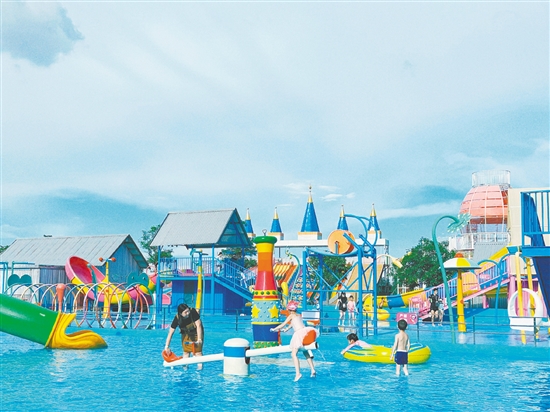 水上樂園受親子家庭歡迎。