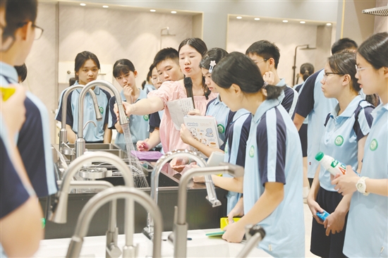 學(xué)生參觀企業(yè)展廳，了解現(xiàn)代企業(yè)管理理念。