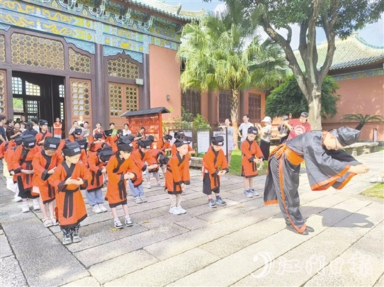 現(xiàn)場，30名身穿傳統(tǒng)漢服的新學(xué)員到大成殿行拜師禮。