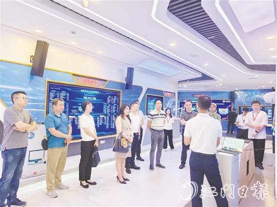 6月，新會區(qū)政協(xié)提案和聯(lián)絡(luò)委員會圍繞人工智能技術(shù)與實體經(jīng)濟深度融合到江門聯(lián)通公司調(diào)研。