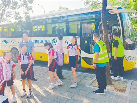 新會(huì)區(qū)“點(diǎn)單式”定制公交服務(wù)讓許多學(xué)校成為受益者。
