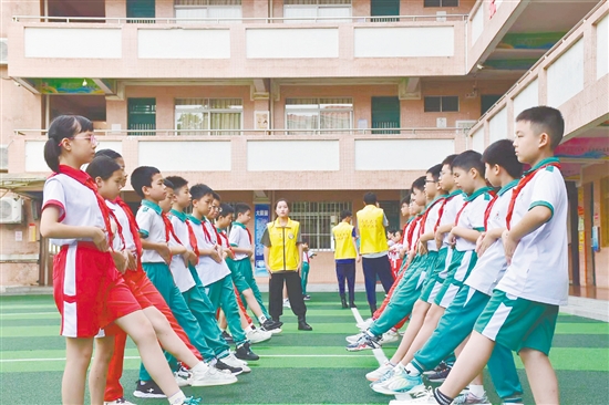 同學(xué)們?cè)谡J(rèn)真訓(xùn)練。