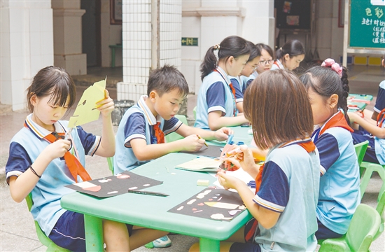“非遺美術(shù)剪紙”課將僑鄉(xiāng)風(fēng)情融入傳統(tǒng)剪紙藝術(shù)。