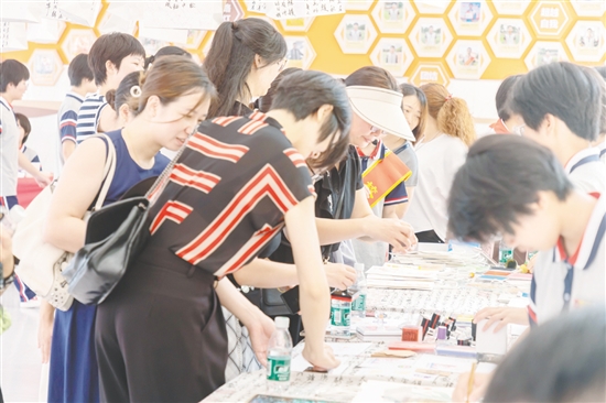 活動現(xiàn)場還設(shè)有“慧樂僑創(chuàng)·智藝未來”教育主題活動展示。