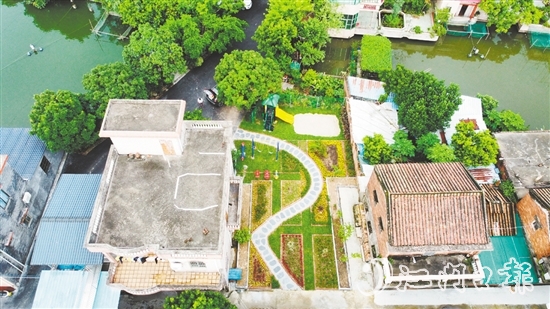 雙橋村完善基礎(chǔ)設(shè)施、提升人居環(huán)境，實(shí)現(xiàn)了村莊的美麗蝶變。