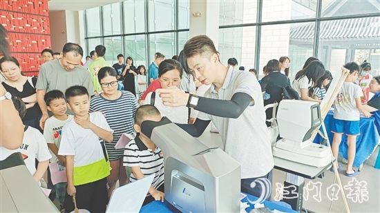 在劇場(chǎng)外，鶴山愛(ài)爾新希望眼科醫(yī)院布置了多個(gè)服務(wù)攤位，為孩子們提供眼健康檢查。