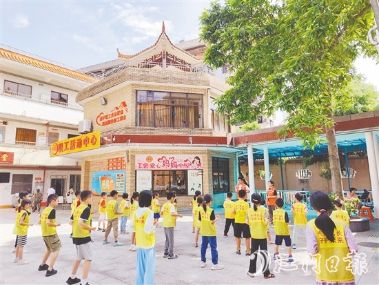 在沙坪街道桂林社區(qū)，學(xué)員們在教練的帶領(lǐng)下學(xué)習(xí)“詠春拳”。