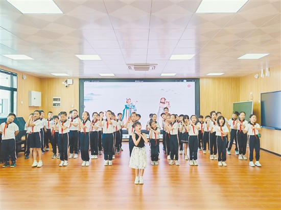 鶴山一中附屬小學(xué)開展古詩新唱活動(dòng)，各班結(jié)合音樂、舞蹈等形式，呈現(xiàn)意境唯美、精彩活潑的吟誦舞臺(tái)。