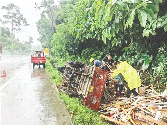 江門市恩平公路事務中心公路巡查工作人員幫助受臺風影響導致三輪車側翻的群眾。
